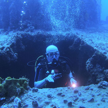 diver coming out of the shipwreck